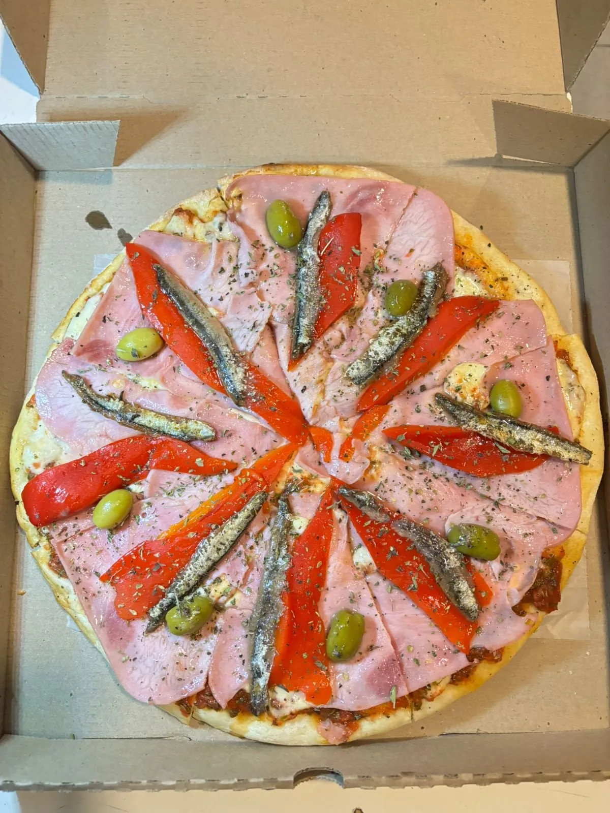 Pizza de jamón y morrones con extra de anchoas