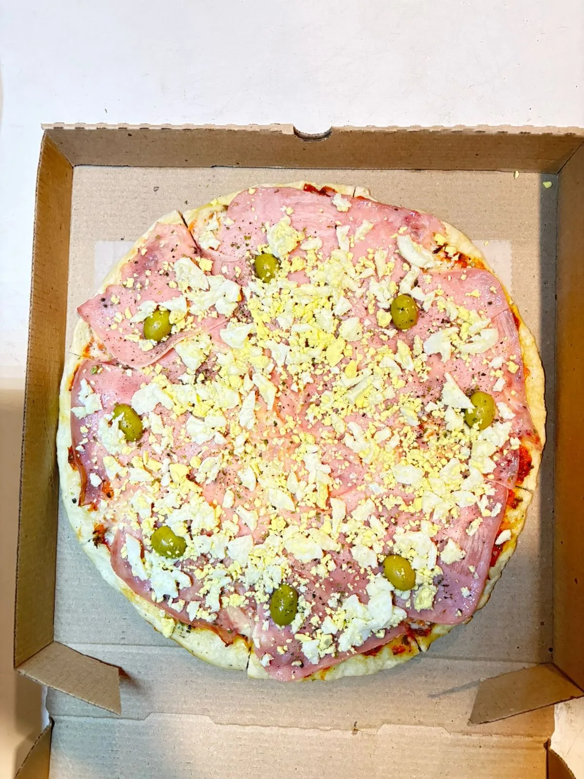 Pizza de jamón y huevos duros